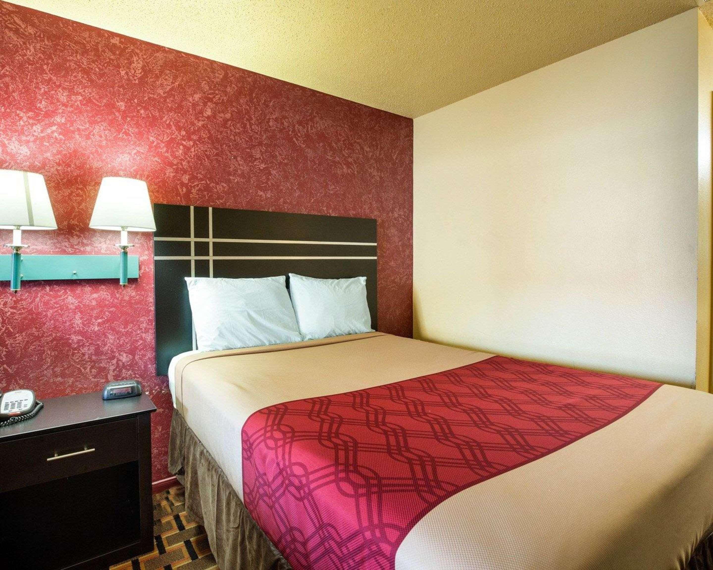 Econo Lodge Houston Brookhollow Exterior photo